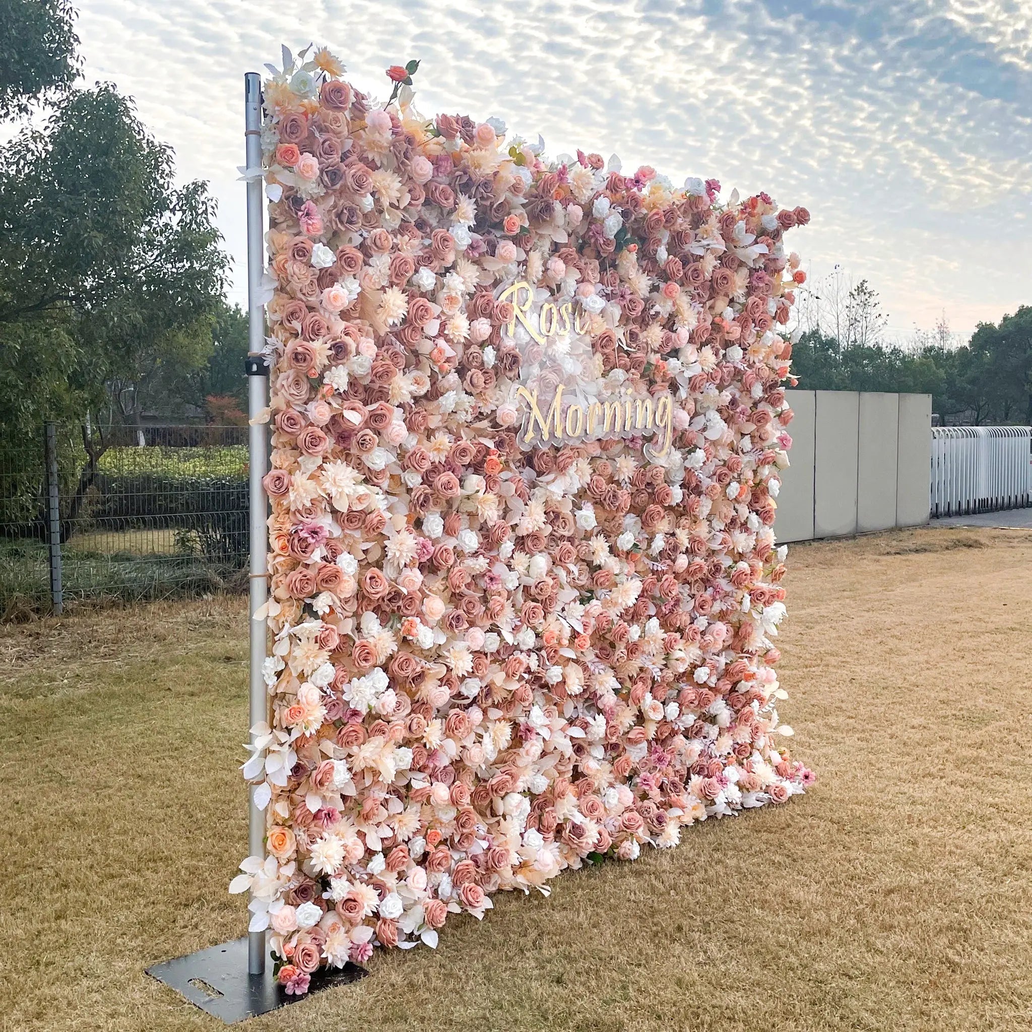 Lynn：5D Golden Fabric Artificial rolling up curtain flower wall Free Shipping