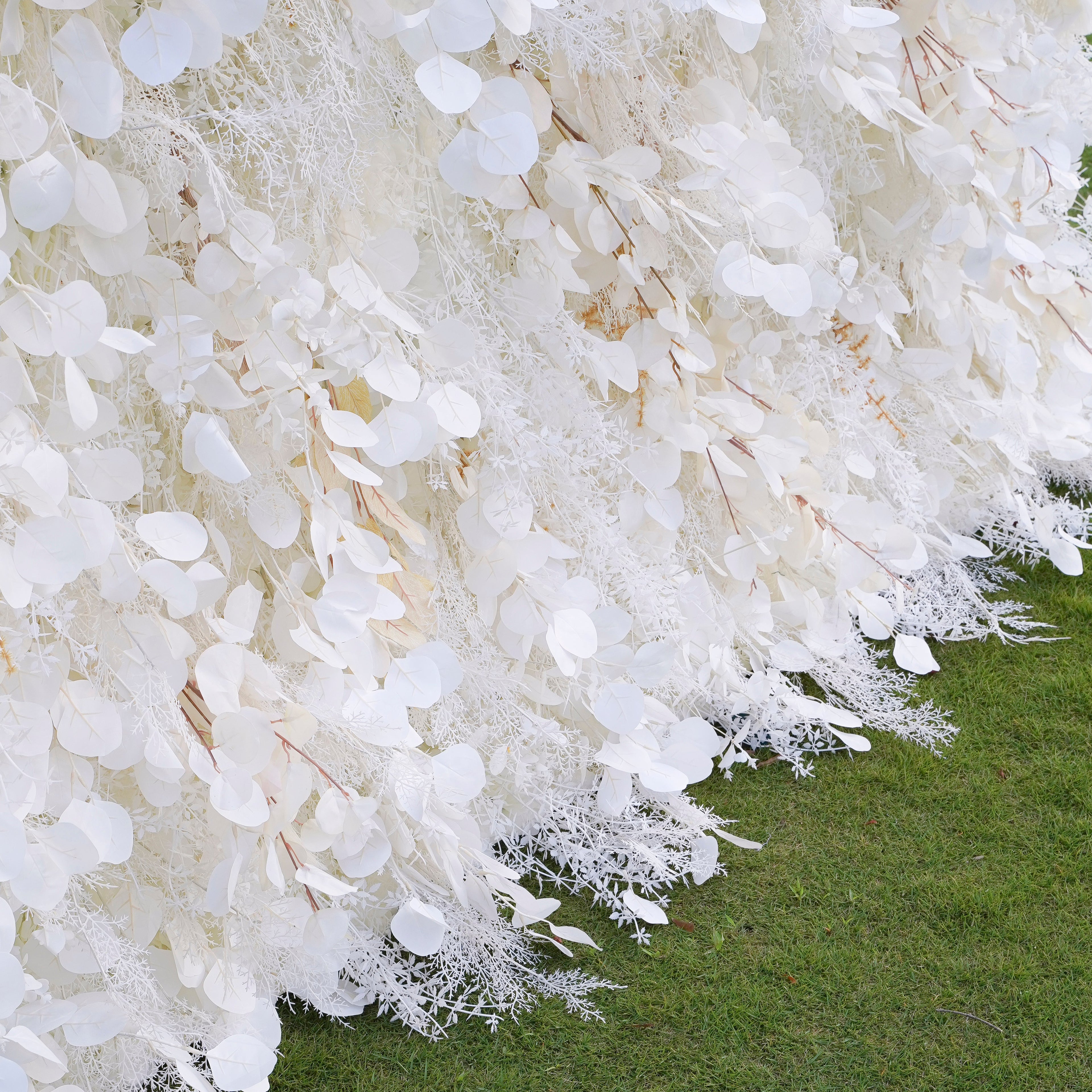 Rose Morning“The flower walls are made of artificial flowers in various colors, layered at different levels to create a lush, elegant and natural look. The exclusive zipper design and roll-up design make it easy to install and remove.”